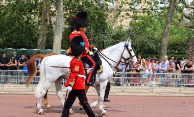LONDON BİRLİĞİ KINGDOM - 06 17 2023: Hükümdarın doğum gününde kral muhafızları resmi olarak bayrak töreniyle kutlanır (Kralın doğum günü geçidi)).