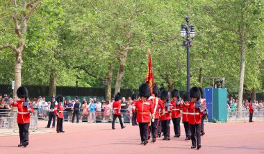 LONDON BİRLİĞİ KINGDOM - 06 17 2023: Hükümdarın doğum gününde kral muhafızları resmi olarak bayrak töreniyle kutlanır (Kralın doğum günü geçidi)). 