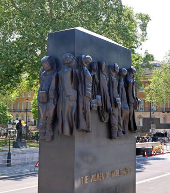 LONDON BİRLİĞİ KINGDOM 06 19 2023: İkinci Dünya Savaşı 'nın Kadınları Anıtı, Londra' nın başkenti Whitehall 'da bulunan bir İngiliz ulusal savaş anıtıdır..