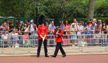 LONDON BİRLİĞİ KINGDOM - 06 17 2023: Hükümdarın doğum gününde kral muhafızları resmi olarak bayrak töreniyle kutlanır (Kralın doğum günü geçidi)).