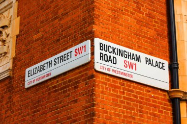 LONDRA BİRLİK KINGDOM 06 19 2023: Elizabeth Street Conner ve Buckingham Sarayı yol tabelası Westminster London