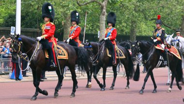 LONDON BİRLİĞİ KINGDOM - 06 17 2023: Hükümdarın doğum gününde kral muhafızları resmi olarak bayrak töreniyle kutlanır (Kralın doğum günü geçidi)).