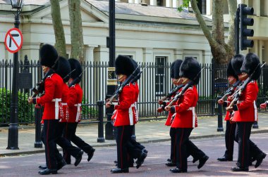 LONDON BİRLİĞİ KINGDOM - 06 17 2023: Hükümdarın doğum gününde kral muhafızları resmi olarak bayrak töreniyle kutlanır (Kralın doğum günü geçidi)).