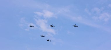 LONDRA BİRLİK KINGDOM - 06 17 2023: Kraliyet Hava Kuvvetleri Londra üzerinde Kralların Doğumgünü Uçuşu için Buckingham Sarayı 'na doğru.