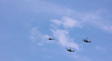 LONDRA BİRLİK KINGDOM - 06 17 2023: Kraliyet Hava Kuvvetleri Londra üzerinde Kralların Doğumgünü Uçuşu için Buckingham Sarayı 'na doğru.