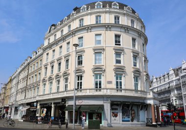 LONDON BİRLİK KINGDOM -06 17 2023: Güney Kensington 'daki Brompton Yolu ve Pelham Caddesi kavşağı 