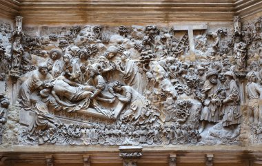 Bir binanın duvarında modellik yapmanın detayları