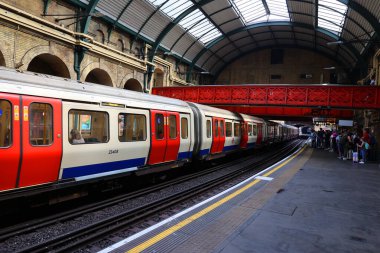 LONDON BİRLİĞİ KINGDOM - 06 19 2023 Londra Metrosu (kısaca Metro olarak da bilinir), Büyük Londra 'ya hizmet veren hızlı ulaşım sistemidir.