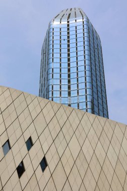 LONDRA BİRLİK KINGDOM - 06 19 2023: One Blackfriars, No. Bankside, Londra 'da 1 Blackfriars Yolu. Şeklinden dolayı gayri resmi olarak vazo ya da bumerang olarak bilinir..