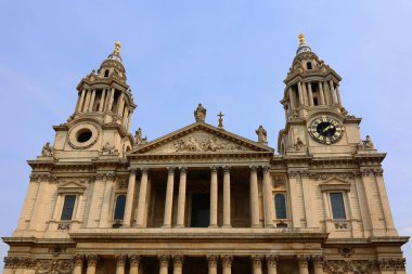 LONDRA BİRLİK KINGDOM - 06 17 2023: St. Paul Katedrali. Londra Piskoposluğu olarak, katedral Londra Piskoposluğu 'nun ana kilisesi olarak hizmet vermektedir..