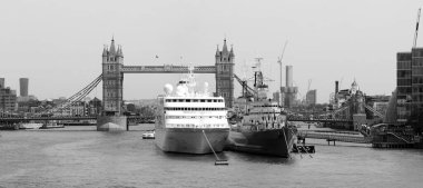 LONDON BİRLİĞİ KINGDOM - 06 19 2023: Tower Bridge, Londra 'daki birleşik bazkül ve asma köprü listesidir ve HMS Belfast Kraliyet Donanması için inşa edilmiş şehir sınıfı hafif kruvazördür.