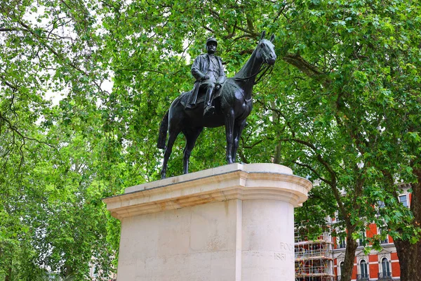 LONDRA BİRLİK KINGDOM 06 19 2023: İngiliz Ordusu fahri mareşali Ferdinand Foch 1851-1929 'un binicilik heykeli. Aşağı Grosvenor Bahçeleri 'nde duruyor. 