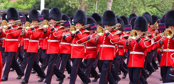 ロンドンイギリス 2023年6月17日 主権の誕生日に王の警備員が公式に色を通す儀式 王の誕生日パレード によって祝われます — ストック写真
