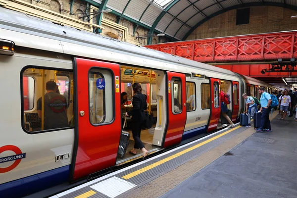 2023 伦敦地铁 London Underground 是一个为大伦敦服务的快速交通系统 — 图库照片