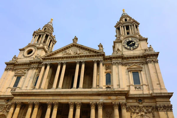 LONDRA BİRLİK KINGDOM - 06 17 2023: St. Paul Katedrali. Londra Piskoposluğu olarak, katedral Londra Piskoposluğu 'nun ana kilisesi olarak hizmet vermektedir..