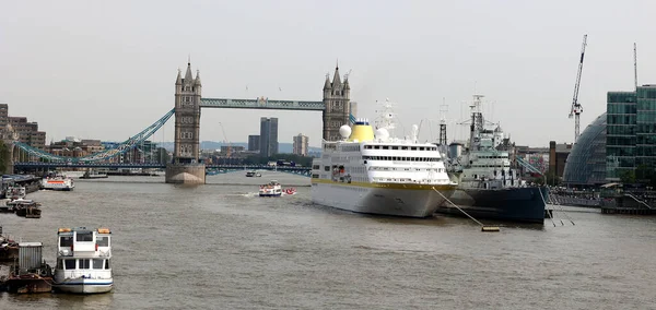 英国伦敦 06年19月23日 伦敦塔桥是伦敦的一座I级综合基座和吊桥 贝尔法斯特号 Hms Belfast 是一艘专为英国皇家海军建造的城市级轻巡洋舰 — 图库照片