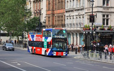 LONDON UNITED KINGDOM - 06 19 2023: Tootbus (Original London Tour) hop-on-off gezi otobüsü artı Büyük Otobüs ve Golden Tours ile karşılaştırıldığında alternatifler.