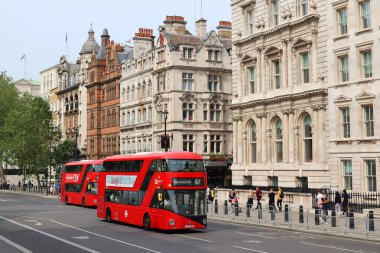 LONDRA BİRLİK KINGDOM - 06 19 2023: kırmızı çift katlı otobüs. Çift katlı otobüs veya çift katlı otobüs, iki katlı veya güverteli bir otobüstür..