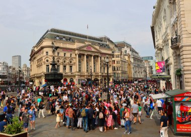 LONDON BİRLİĞİ KINGDOM - 06 19 2023: Piccadilly Circus, Londra 'nın Westminster şehrinin batı ucunda bulunan bir kavşak ve kamusal alan..