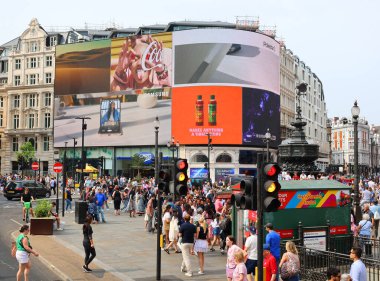 LONDON BİRLİĞİ KINGDOM - 06 19 2023: Piccadilly Circus, Londra 'nın Westminster şehrinin batı ucunda bulunan bir kavşak ve kamusal alan..
