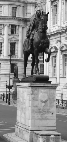 ロンドンイギリス 2023年6月19日 アール ヘイグ記念碑は ロンドンのウェストミンスターにあるホワイトホールにあるイギリス西部戦線指揮官ダグラス ヘイグのブロンズ像です — ストック写真