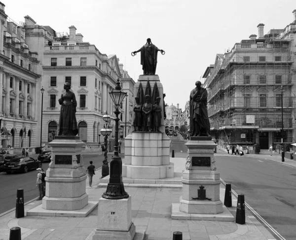 ロンドンイギリス 2023年6月19日 185356年のクリミア戦争における連合国の勝利を記念する記念碑 三人の番人 コールドストリームの像で構成されています — ストック写真