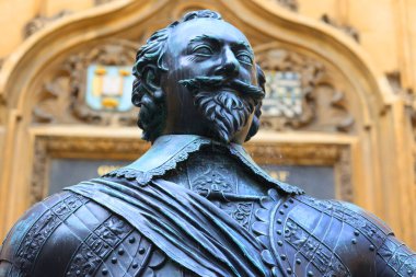 OXFORD KINGDOM 06 20 2023: Bodleian kütüphanesinin avlusundaki Pembroke College Oxford Üniversitesi 'nin kurucusu Pembroke Earl of Pembroke' un heykeli