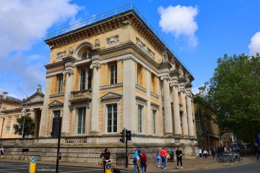 OXFORD, UNITED KINGDOM 06 20 2023: Ashmolean Müzesi, dünyanın ilk üniversite müzesi. İlk binası 1678-1683 yılları arasında Elias Ashmole 'un Oxford Üniversitesi' ne verdiği ev için dikildi.