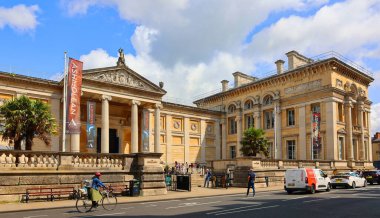 OXFORD, UNITED KINGDOM 06 20 2023: İsa Kilisesi Oxford 'un en güzel üniversitelerinden birinde okuyan öğrenci ve personel topluluğuna ev sahipliği yapıyor