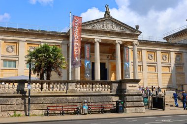 OXFORD, UNITED KINGDOM 06 20 2023: İsa Kilisesi Oxford 'un en güzel üniversitelerinden birinde okuyan öğrenci ve personel topluluğuna ev sahipliği yapıyor