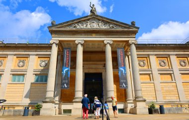 OXFORD, UNITED KINGDOM 06 20 2023: İsa Kilisesi Oxford 'un en güzel üniversitelerinden birinde okuyan öğrenci ve personel topluluğuna ev sahipliği yapıyor