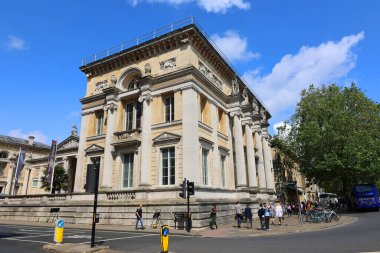 OXFORD BİRLİK KINGDOM 06 20 2023: Ashmolean Müzesi, dünyanın ilk üniversite müzesi. İlk binası 16781683 yılında Elias Ashmole 'un Oxford Üniversitesi' ne verdiği ev için dikildi.