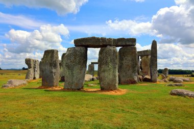 Stonehenge, Wiltshire 'daki Salisbury Ovası' nda bulunan tarih öncesi bir anıttır. Dikey sarsen ayakta duran taşlardan oluşan bir dış halkadan oluşur. İçinde küçük mavi taşlardan bir halka var..          