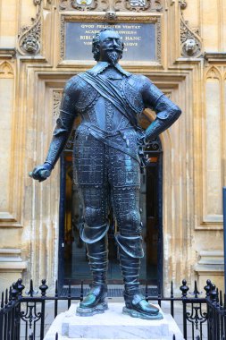 OXFORD KINGDOM 06 20 2023: Bodleian kütüphanesinin avlusundaki Pembroke College Oxford Üniversitesi 'nin kurucusu Pembroke Earl of Pembroke' un heykeli