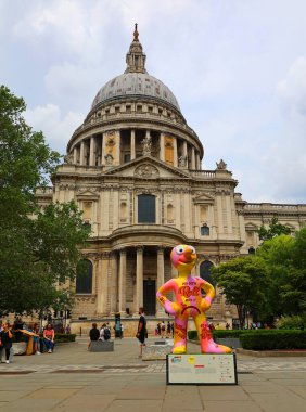 LONDRA BİRLİK KINGDOM 06 17 2023: Morph Heykellerden oluşan bir ordu şimdi Londra 'nın etrafında yeni bir sanat patikasında noktalandı