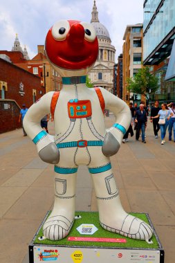 LONDON, BİRLİK KINGDOM 06 17 2023: Morph Heykellerden oluşan bir ordu Londra 'nın etrafında yeni bir sanat patikasında noktalandı