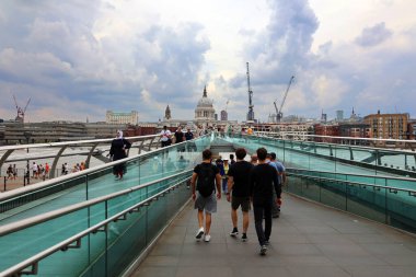 LONDON, BİRLİK KINGDOM 06 17 2023: Milenyum Köprüsü ve Saint Paul Katedrali Londra 'da tipik bulutlu bir günde