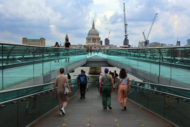 LONDON, BİRLİK KINGDOM 06 17 2023: Milenyum Köprüsü ve Saint Paul Katedrali Londra 'da tipik bulutlu bir günde