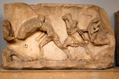 LONDRA BİRLİK KINGDOM 06 17 2023: Bassae Frieze, Bassae 'deki Epikourios Tapınağı' nın iç çellasını dekore etmek için yapılan 23 panelli yüksek çözünürlüklü mermer heykel.