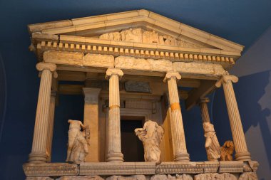 Londra Birleşik KINGDOM 06 17 2023: Halikarnassos mozolesi bir kral için yapılmış özenle hazırlanmış, görkemli bir mezardır. Anıt Dünya 'nın Yedi Harikası' ndan biri olarak kabul edilen anıt mezar. 