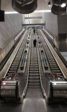 Metro istasyonunda yürüyen merdiven.