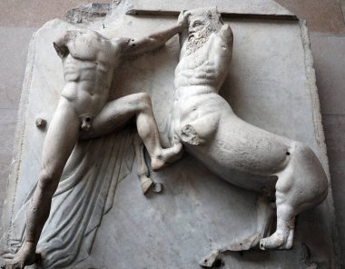 LONDRA BİRLİK KINGDOM 06 17 2023: British Museum 'daki Güney Metopes Centaurlar ve Lapith' ler arasındaki savaşı Peirithoos 'ların evlilik ziyafetinde gösteriyor..