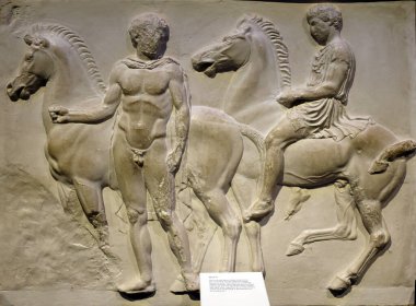 LONDRA BİRLİK KINGDOM 06 17 2023: Bassai 'deki Apollo Epikourios tapınağının aralıksız fırfırfırının doğu tarafından oyulmuş mermer blok.