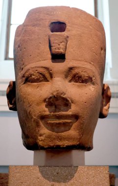 LONDRA BİRLİK KINGDOM 06 17 2023 Amenhotep III veya Amenophis III 'ün heykeli. Mısır Teb. M.Ö. 1400 civarında. Amenhophis III, hayatı boyunca tanrı olarak tapılan ilk Mısır kralıydı.