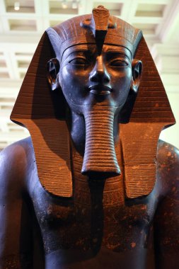 LONDRA BİRLİK KINGDOM 06 17 2023 Amenhotep III veya Amenophis III 'ün heykeli. Mısır Teb. M.Ö. 1400 civarında. Amenhophis III, hayatı boyunca tanrı olarak tapılan ilk Mısır kralıydı.
