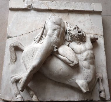 LONDRA BİRLİK KINGDOM 06 17 2023: British Museum 'daki Güney Metopes Centaurlar ve Lapith' ler arasındaki savaşı Peirithoos 'ların evlilik ziyafetinde gösteriyor..  