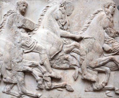 LONDRA BİRLİK KINGDOM 06 17 2023: Bassai 'deki Apollo Epikourios tapınağının aralıksız fırfırfırının doğu tarafından oyulmuş mermer blok.