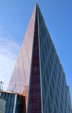 LONDON, UNITED KINGDOM 06 19 2023: Nova Victoria Binası ultra modern, güzel tasarlanmış ve mimari açıdan cüretkar. Buckingham Sarayı 'nın kapısında 170 daire var.