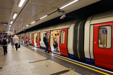 LONDON BİRLİĞİ KINGDOM 06 19 2023: Londra Underground (kısaca Metro olarak da bilinir), Büyük Londra 'ya hizmet veren hızlı ulaşım sistemidir.