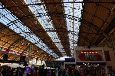 Paddington 'ın iç mimarisi veya Londra Paddington, Londra' nın Praed Caddesi 'nde yer alan Londra metro istasyonu kompleksi.